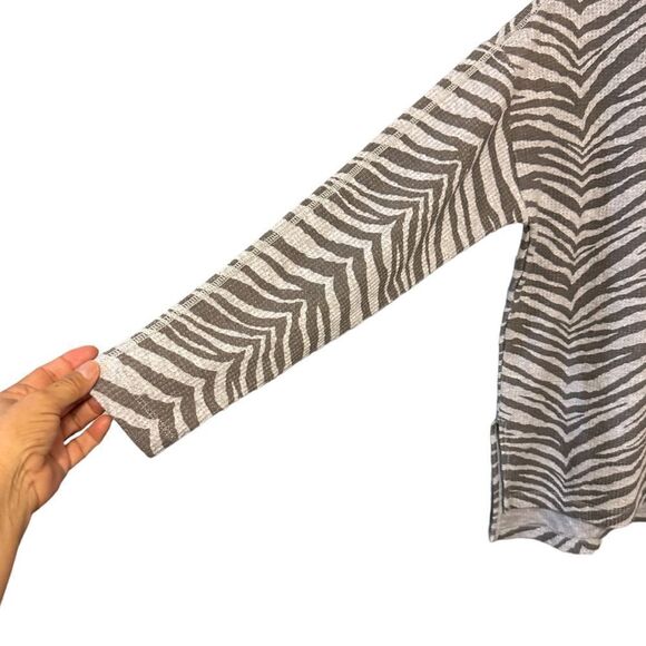 New Aerie oversized zebra print waffle knit thermal gray top, size small - Picture 5 of 9